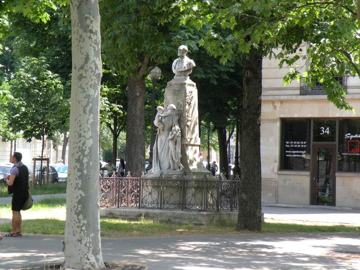  monument à la gloire de Théophile Roussel (1816-1903)